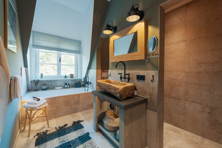 Room No.7: Bathroom with stone washbasin and bathtub, Hof Bissee