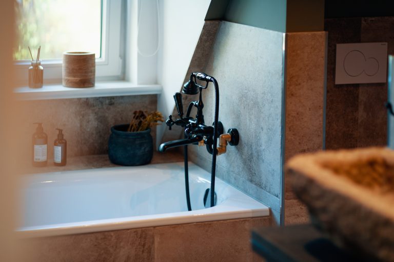 Room No.7: Bathtub with black hardware, Hof Bissee