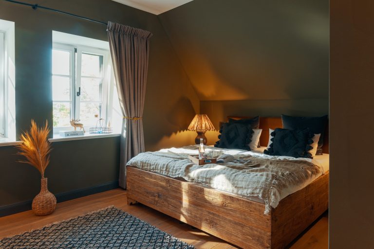 Room No.7: Double bed with wooden frame and dried flowers, Hof Bissee