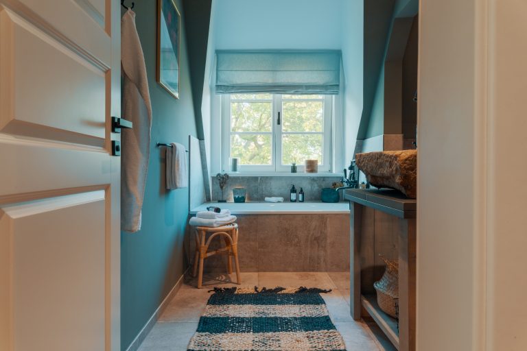 Room No.7: View of the bathroom with a bathtub under the window, Hof Bissee