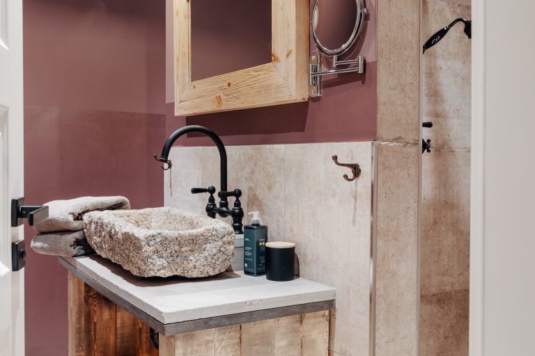 Room No.3: Washbasin with stone basin, Hof Bissee