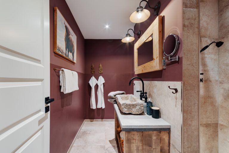 Room No.3: Bathroom with stone sink and shower, Hof Bissee