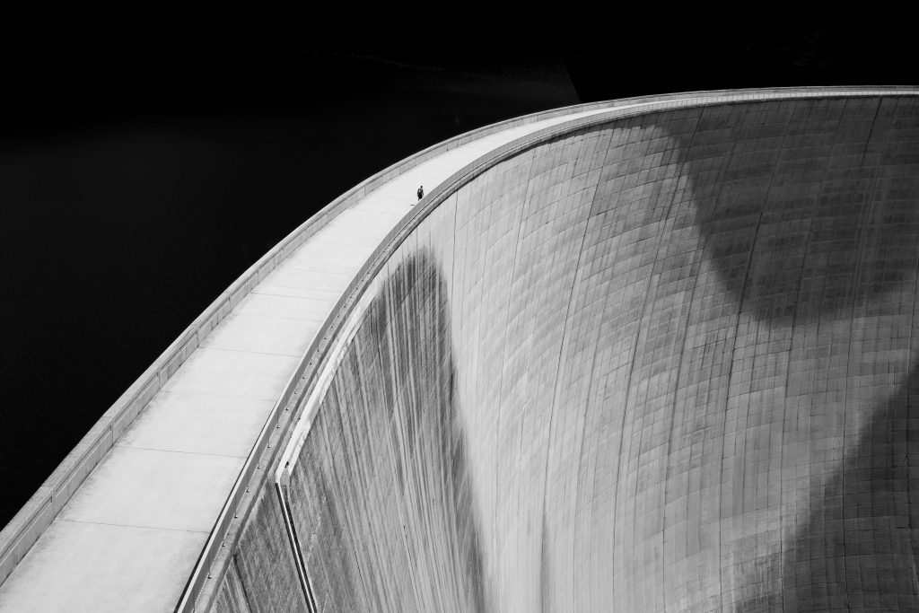 Art exhibition SVENSØN: Black-and-white photograph of a curved wall, Hof Bissee
